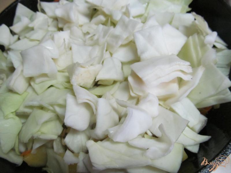 Фото приготовление рецепта: Тушенная капуста с картофелем и грибами шаг №4
