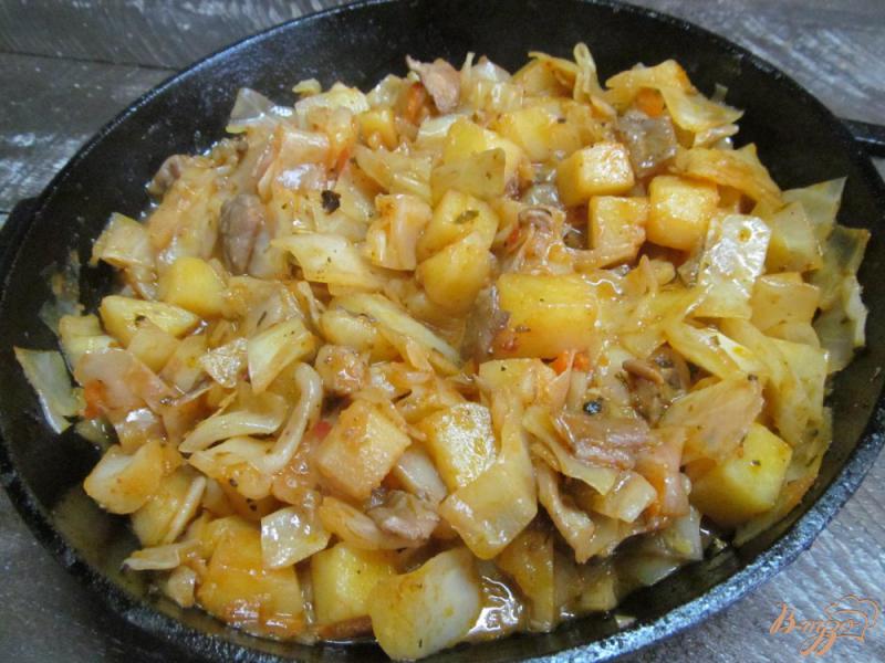 Фото приготовление рецепта: Тушенная капуста с картофелем и грибами шаг №7
