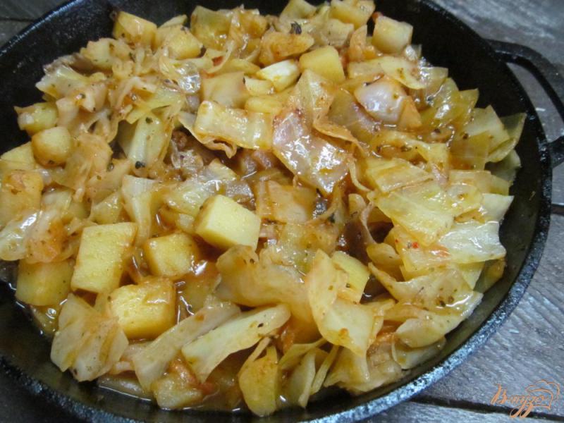 Фото приготовление рецепта: Тушенная капуста с картофелем и грибами шаг №8