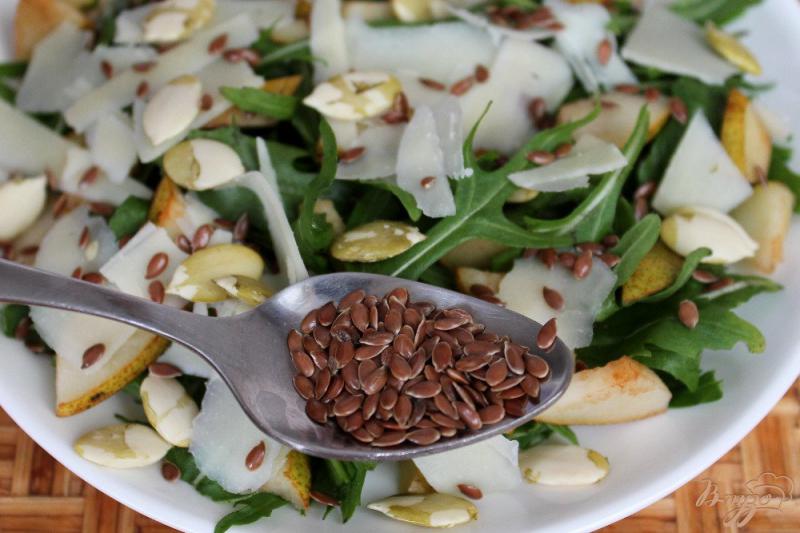 Фото приготовление рецепта: Салат из рукколы с грушей, сыром и семечками шаг №4