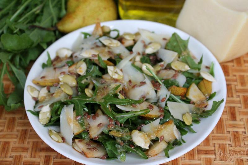 Фото приготовление рецепта: Салат из рукколы с грушей, сыром и семечками шаг №6