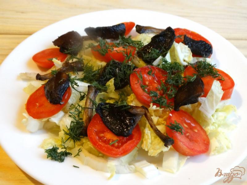 Фото приготовление рецепта: Салат с пекинской капустой и грибами шаг №3