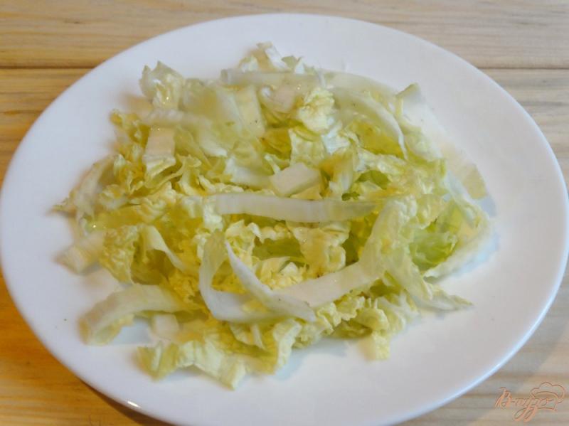 Фото приготовление рецепта: Салат с пекинской капустой и грибами шаг №1