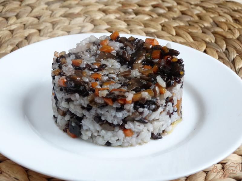 Фото приготовление рецепта: Пилав из жемчужного и черного риса с грибами шаг №6