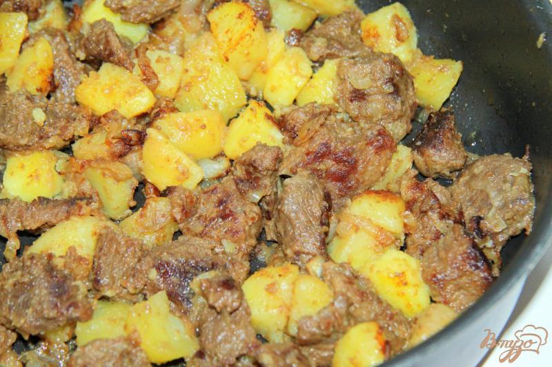 Фото приготовление рецепта: Жареная говядина с отварным картофелем шаг №6