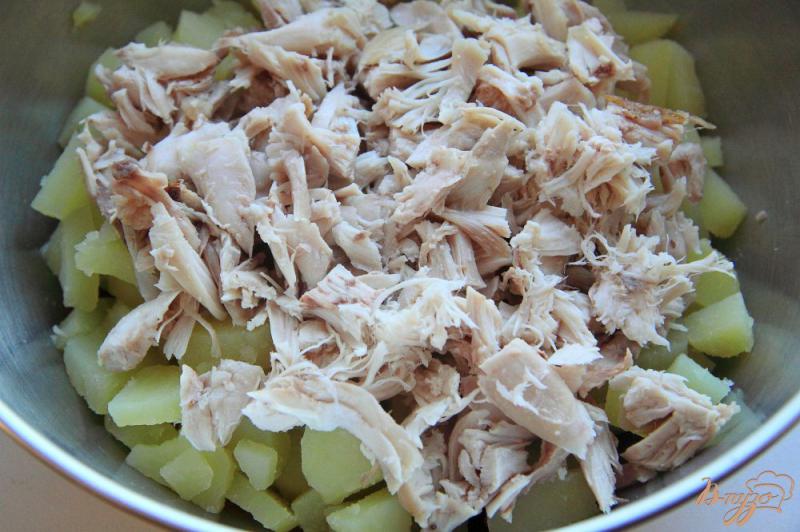 Фото приготовление рецепта: Салат с маринованными опятами и курицей шаг №2