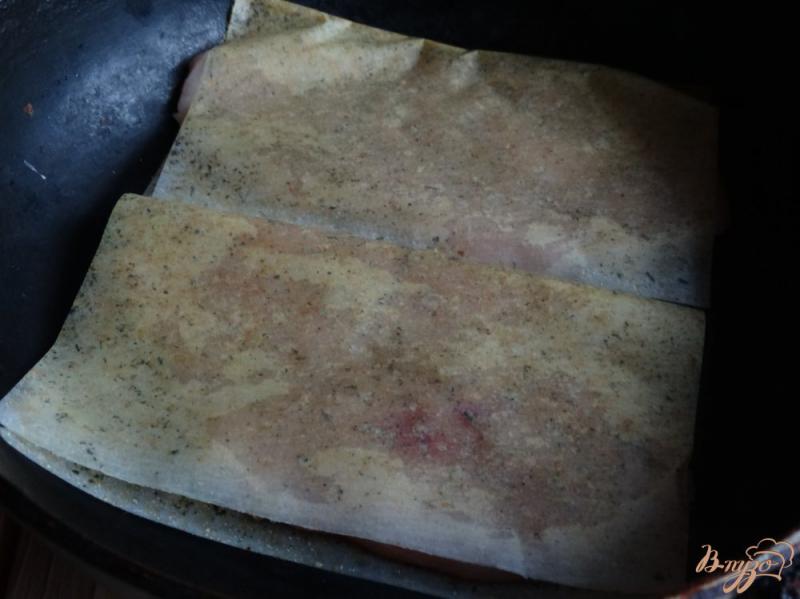 Фото приготовление рецепта: Куриная грудка в листах для жарки шаг №3