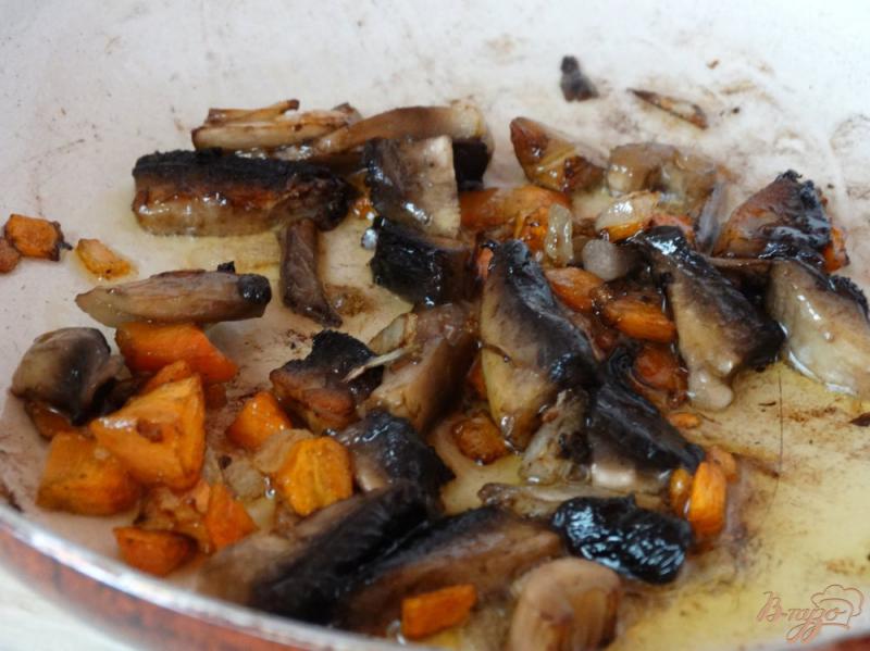 Фото приготовление рецепта: Сендвич с грибной котлетой и зеленым омлетом шаг №2