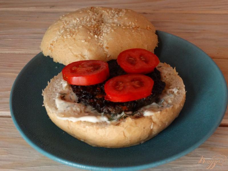 Фото приготовление рецепта: Сендвич с грибной котлетой и зеленым омлетом шаг №7