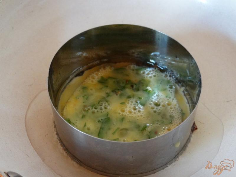 Фото приготовление рецепта: Сендвич с грибной котлетой и зеленым омлетом шаг №9