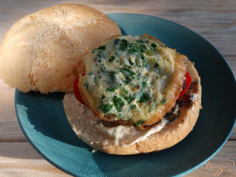 Фото приготовление рецепта: Сендвич с грибной котлетой и зеленым омлетом шаг №10
