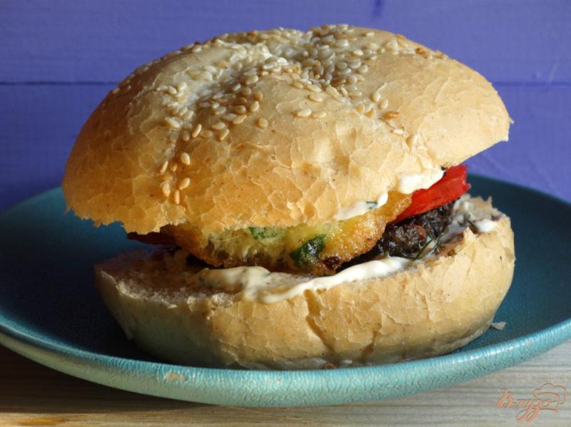 Фото приготовление рецепта: Сендвич с грибной котлетой и зеленым омлетом шаг №11