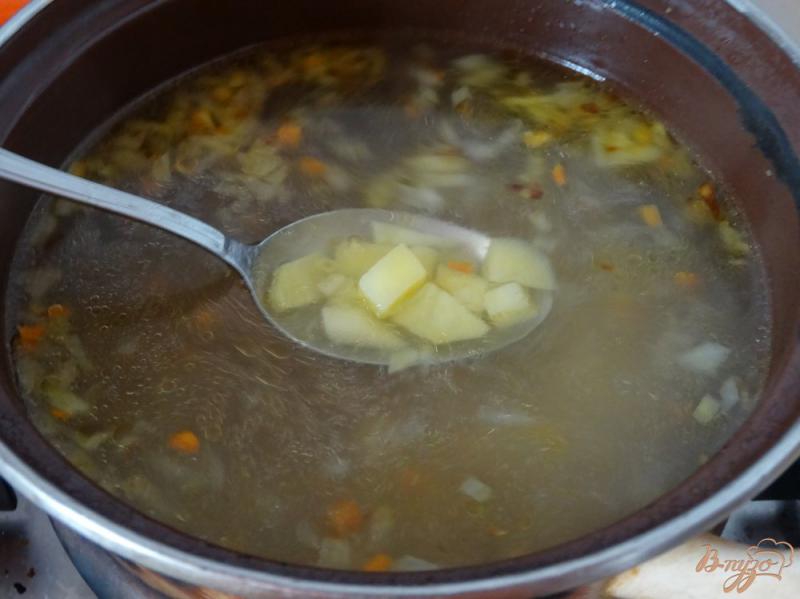 Фото приготовление рецепта: Суп с гречневыми галушками-кнопками шаг №4