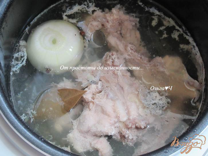 Фото приготовление рецепта: Куриный суп с кабачком и зеленым горошком шаг №1