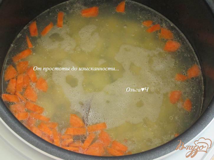 Фото приготовление рецепта: Куриный суп с кабачком и зеленым горошком шаг №2