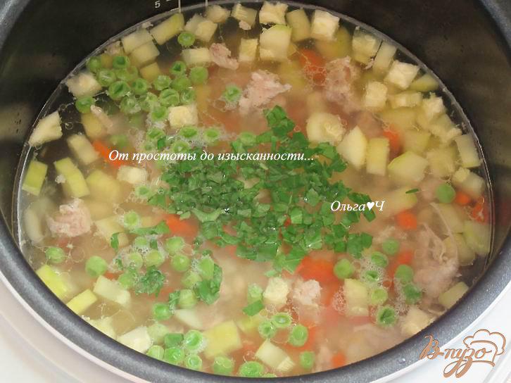 Фото приготовление рецепта: Куриный суп с кабачком и зеленым горошком шаг №6