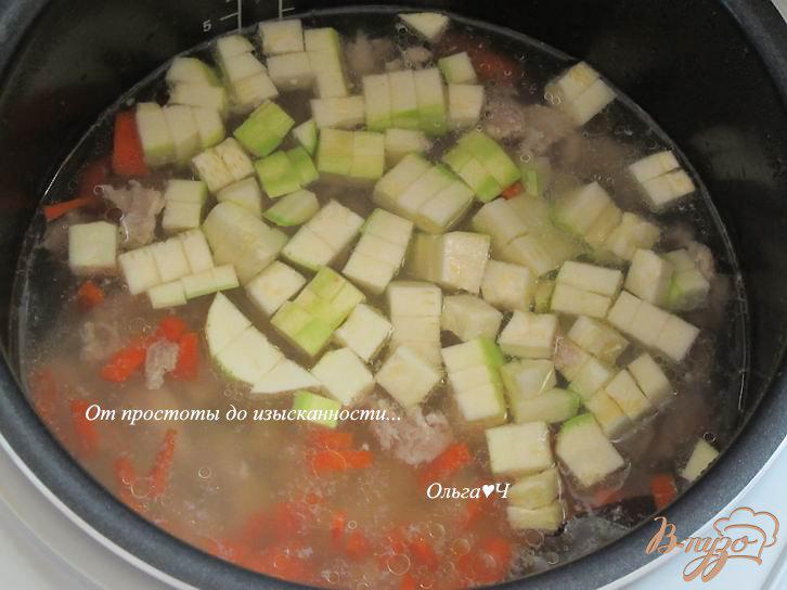 Фото приготовление рецепта: Куриный суп с кабачком и зеленым горошком шаг №4