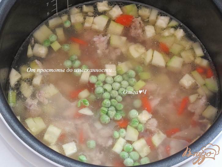Фото приготовление рецепта: Куриный суп с кабачком и зеленым горошком шаг №5