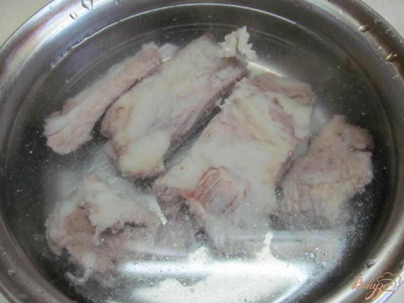 Фото приготовление рецепта: Свиные ребра с квашенной капустой шаг №1