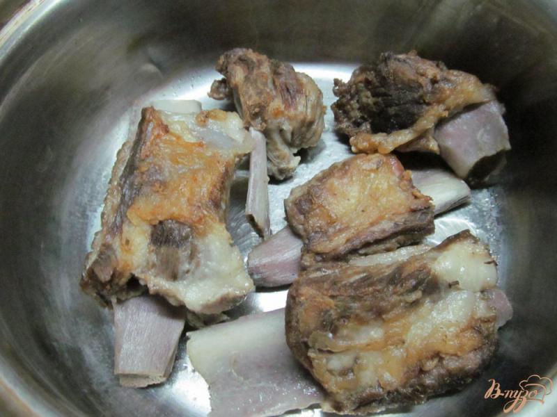 Фото приготовление рецепта: Свиные ребра с квашенной капустой шаг №2