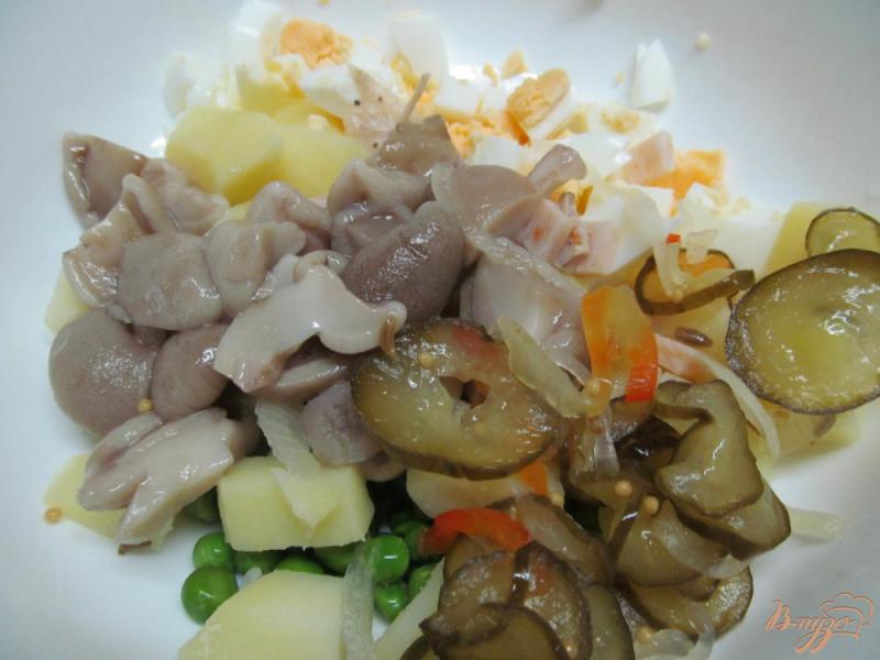 Фото приготовление рецепта: Салат с маринованными маслятами шаг №3