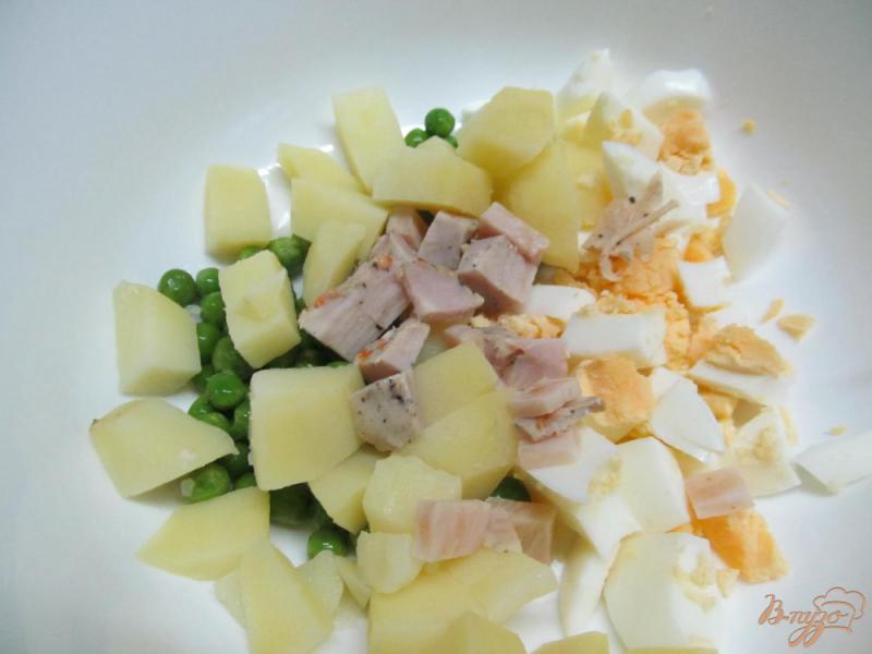 Фото приготовление рецепта: Салат с маринованными маслятами шаг №2