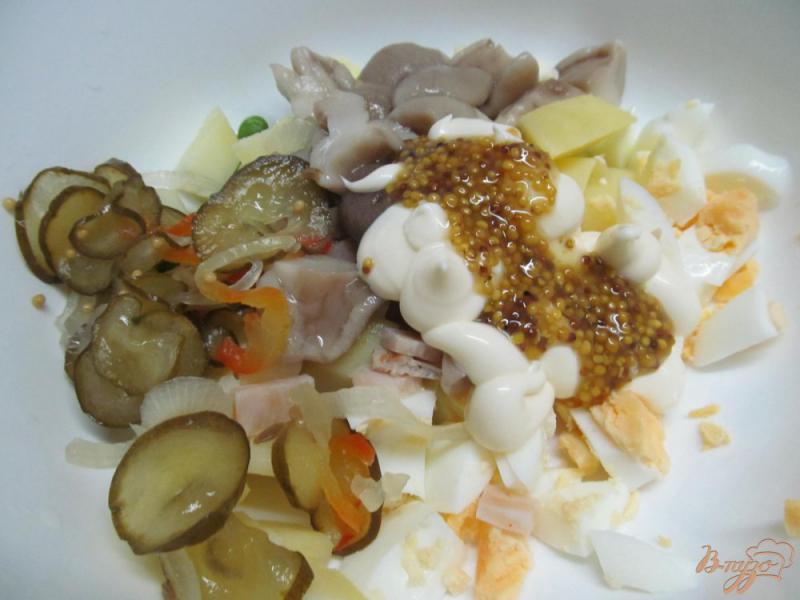 Фото приготовление рецепта: Салат с маринованными маслятами шаг №4