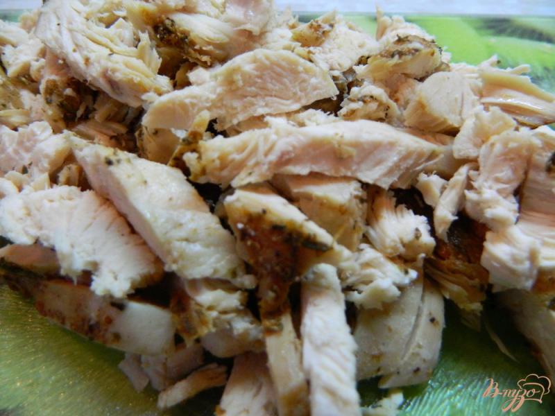 Фото приготовление рецепта: Салат с консервированной кукурузой и курицей шаг №4