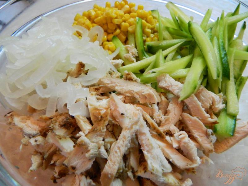 Фото приготовление рецепта: Салат с консервированной кукурузой и курицей шаг №6