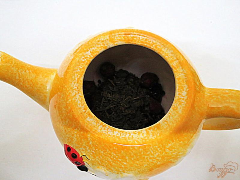 Фото приготовление рецепта: Чайный напиток со смородиной шаг №4