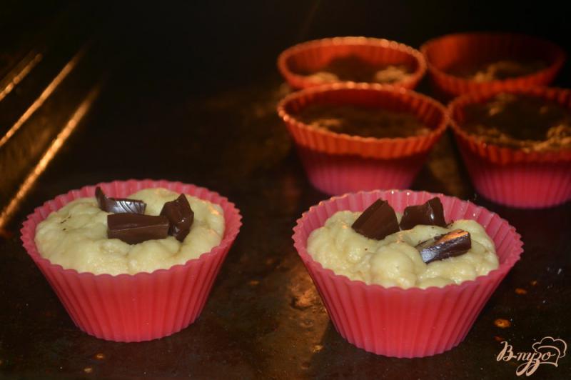 Фото приготовление рецепта: Маффины с шоколадными каплями шаг №5