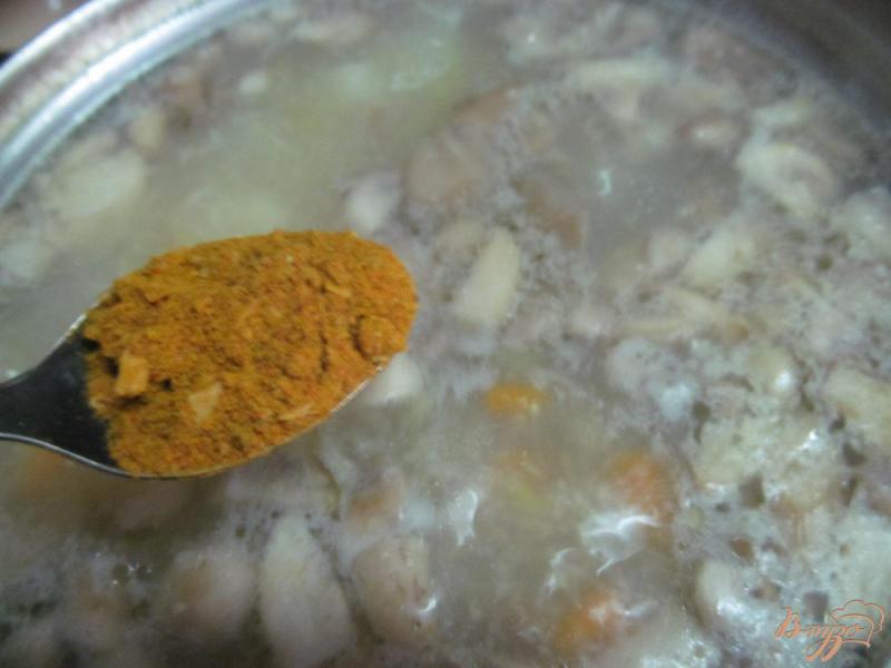Фото приготовление рецепта: Грибной суп с кукурузной крупой шаг №6