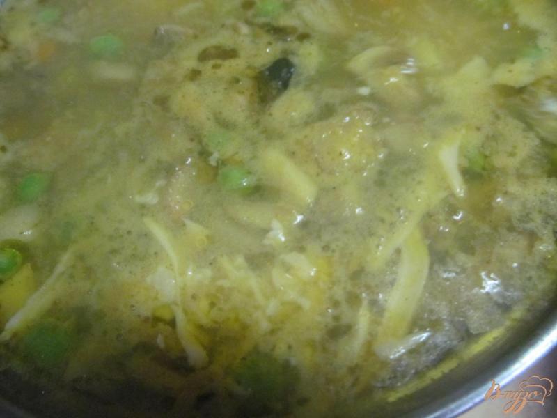 Фото приготовление рецепта: Грибной суп с кукурузной крупой шаг №8