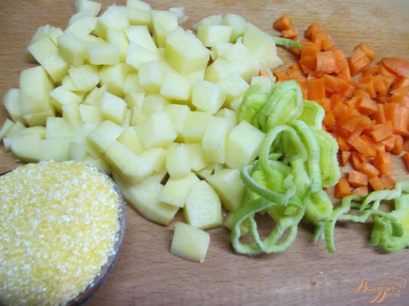Фото приготовление рецепта: Грибной суп с кукурузной крупой шаг №2