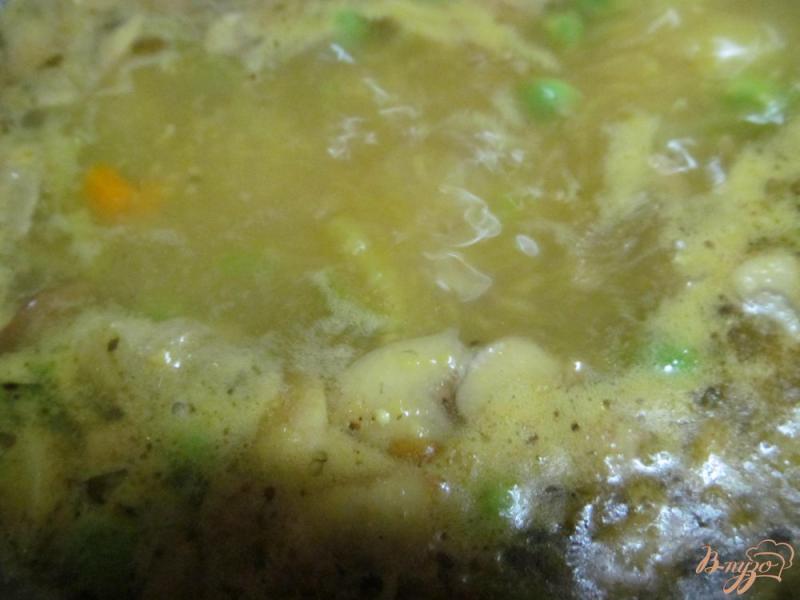 Фото приготовление рецепта: Грибной суп с кукурузной крупой шаг №7