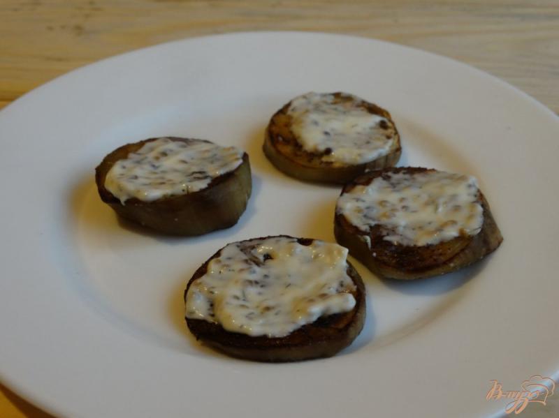 Фото приготовление рецепта: Закуска с баклажанами и грибами шаг №4