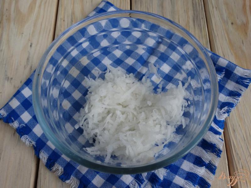 Фото приготовление рецепта: Салат с дайконом и сыром шаг №1