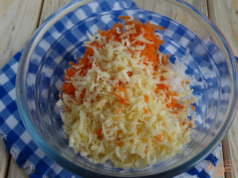 Фото приготовление рецепта: Салат с дайконом и сыром шаг №3