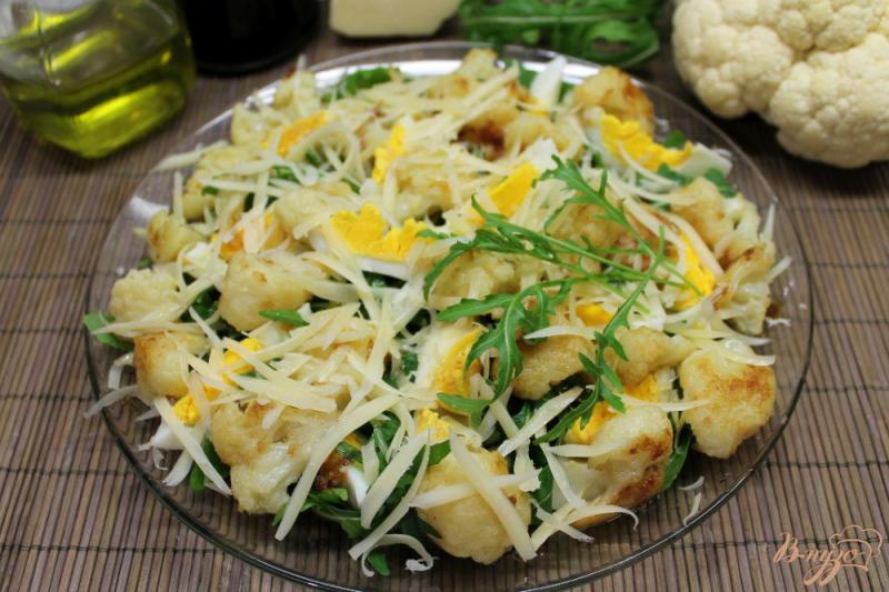 Фото приготовление рецепта: Салат из цветной капусты с яйцом и рукколой шаг №5