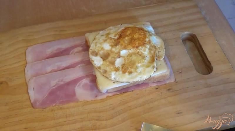 Фото приготовление рецепта: Клаб-сэндвич с беконом, яйцом и сыром шаг №5