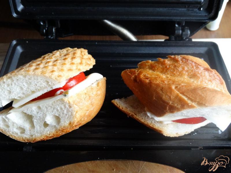 Фото приготовление рецепта: Сендвич в стиле Капрезе шаг №6