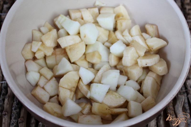 Фото приготовление рецепта: Фруктовый салат с пряной тыквой, медом и мятой шаг №3