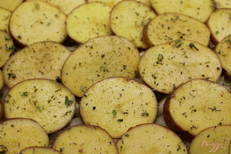 Фото приготовление рецепта: Картошка запеченная с капустой и салом шаг №4