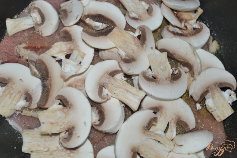 Фото приготовление рецепта: Свинина с грибами и овощами тушеная в мультиварке шаг №5