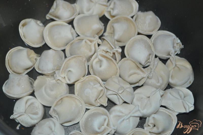 Фото приготовление рецепта: Пельменная запеканка с грибами в мультиварке шаг №4