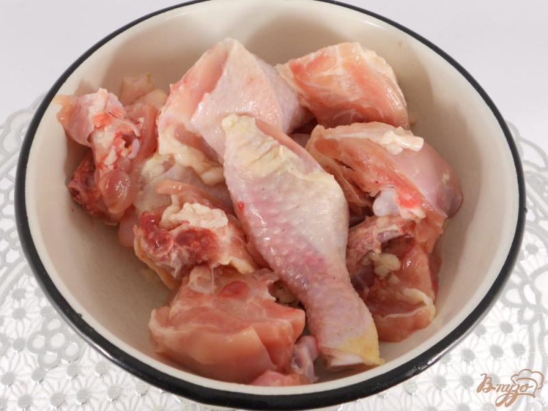 Фото приготовление рецепта: Курица, тушеная на сковороде с грибами шаг №1