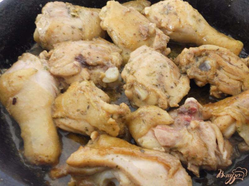 Фото приготовление рецепта: Курица, тушеная на сковороде с грибами шаг №3