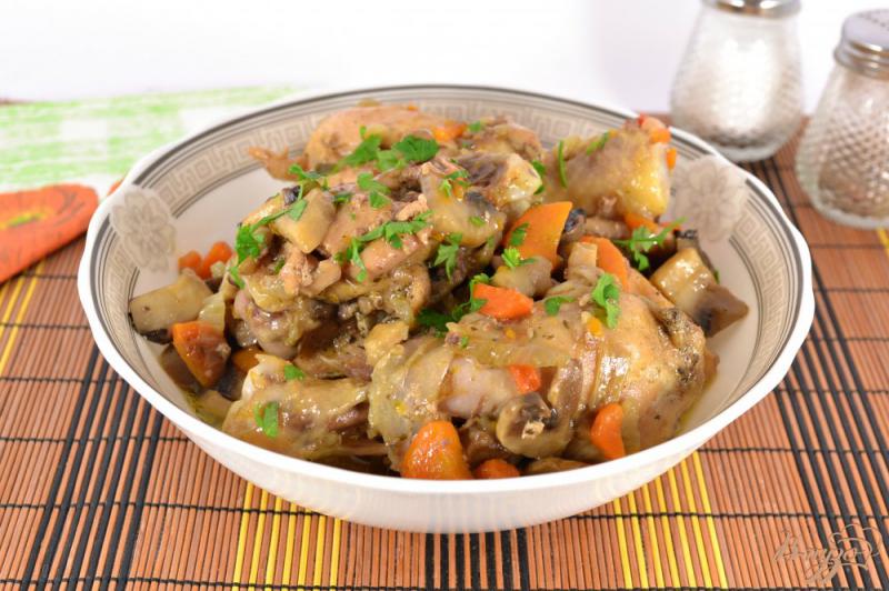 Фото приготовление рецепта: Курица, тушеная на сковороде с грибами шаг №7