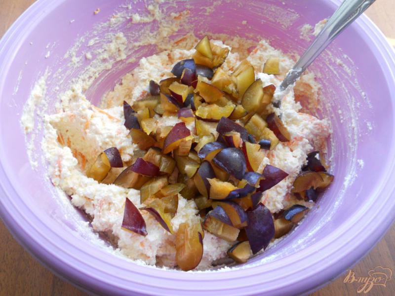 Фото приготовление рецепта: Творожные сырники с тыквой и сливами шаг №4