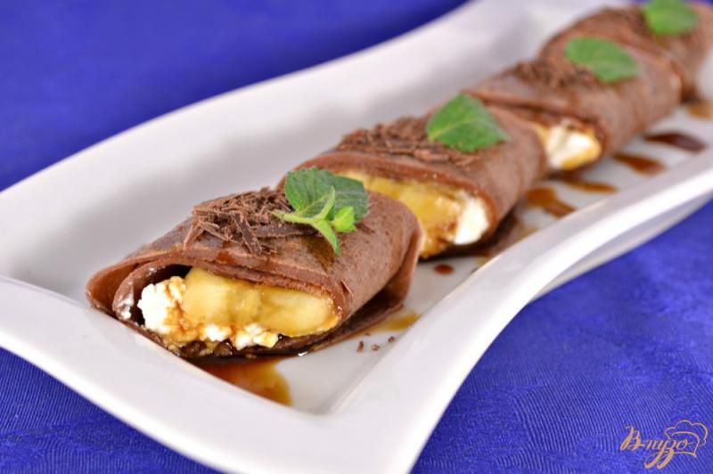 Фото приготовление рецепта: Шоколадные блинчики с творогом, бананом и кофейным сиропом шаг №6